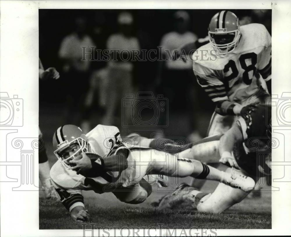 1986 Press Photo Mike Pagel recovers a fumble on 2 yard line in Browns game. - Historic Images