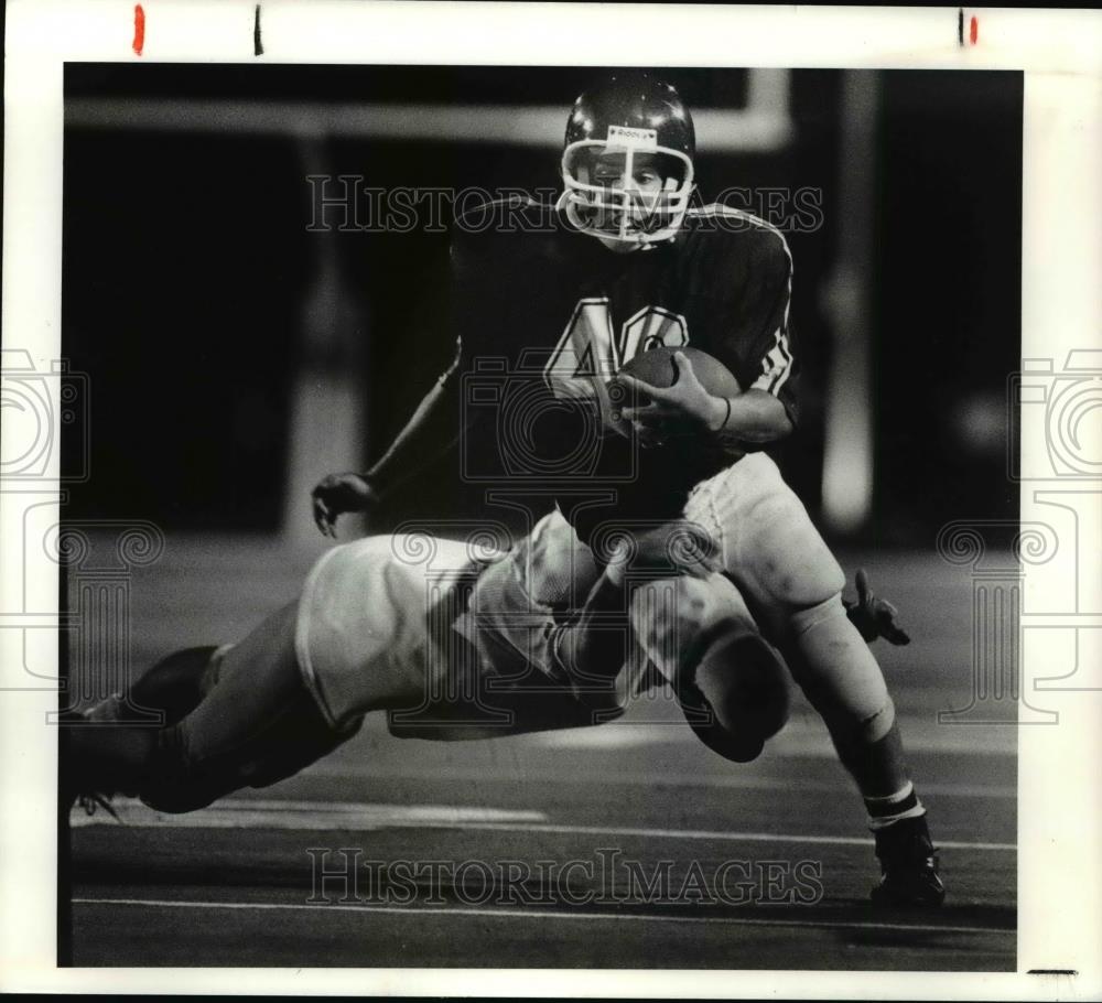 1990 Press Photo Jeff Dulik of Lakewood gets tackled by Kevin Palencia - Historic Images