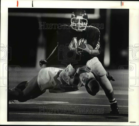 1990 Press Photo Jeff Dulik of Lakewood gets tackled by Kevin Palencia - Historic Images
