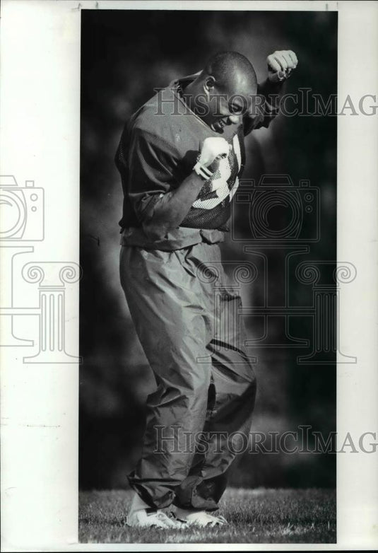 1988 Press Photo Frank Minnifield fools around with teammates during practice - Historic Images
