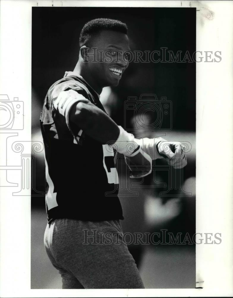 1991 Press Photo Eric Metcalf jokes with teammates before start of mini-camp - Historic Images
