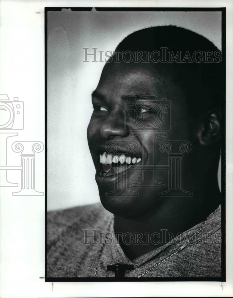 1989 Press Photo Browns Running Back Kevin Mack Looks Up At Reporters - Historic Images