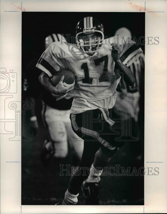 Press Photo Quarterback Chad Pulliam Scrambles Against Elyria Catholic - Historic Images