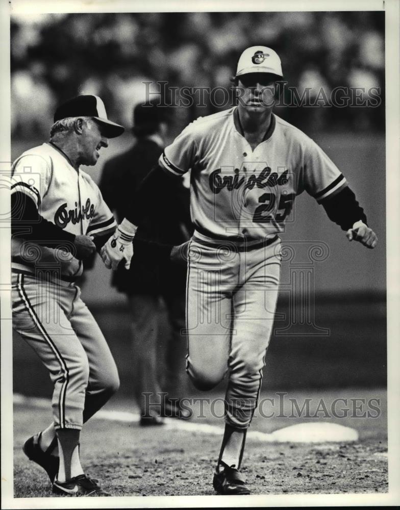 1987 Press Photo Ray Knight Rounds Third After Home Run 3rd Base Coack - Historic Images