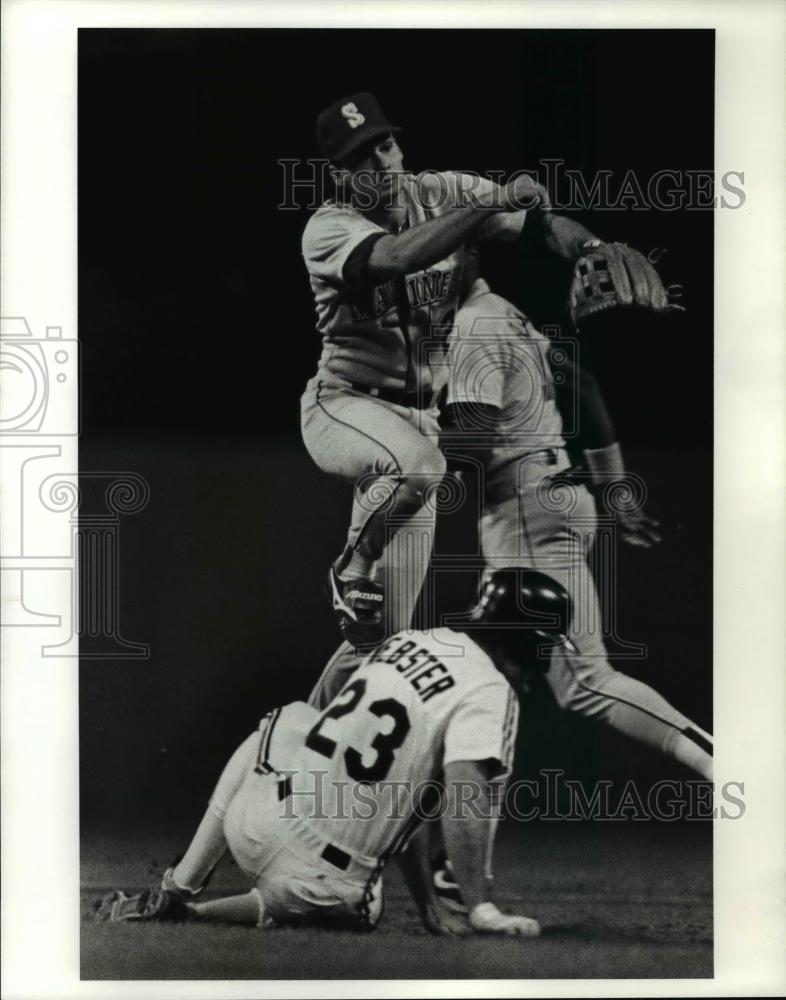 1990 Press Photo Cleveland&#39;s Mitch Webster Forced Out at 2nd Base - cvb57971 - Historic Images