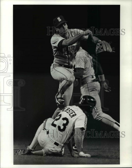 1990 Press Photo Cleveland's Mitch Webster Forced Out at 2nd Base - cvb57971 - Historic Images