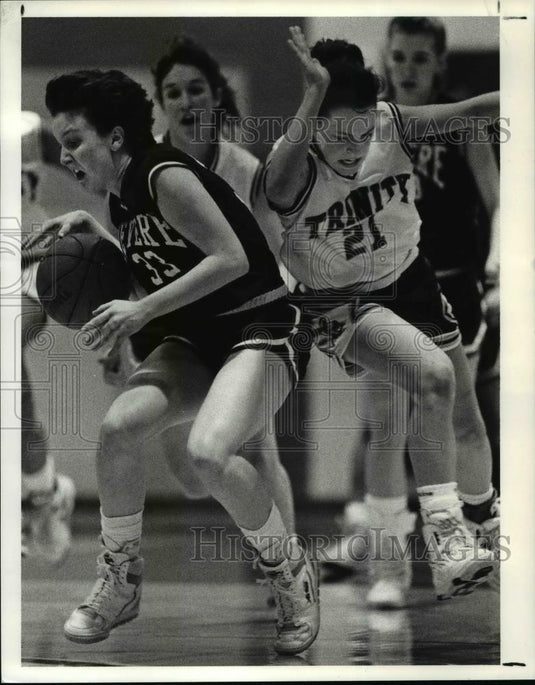 1990 Press Photo Revere's Heidi Marshall vs Trinity's Kim Scharf-basketball - Historic Images