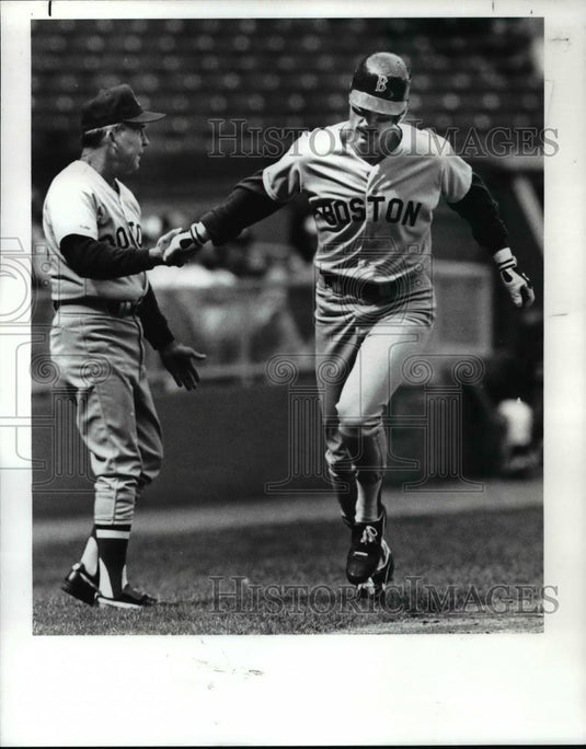 1989 Press Photo: Dwight Ewa's is congratulated by 3rd base coach Rac Sloder - Historic Images