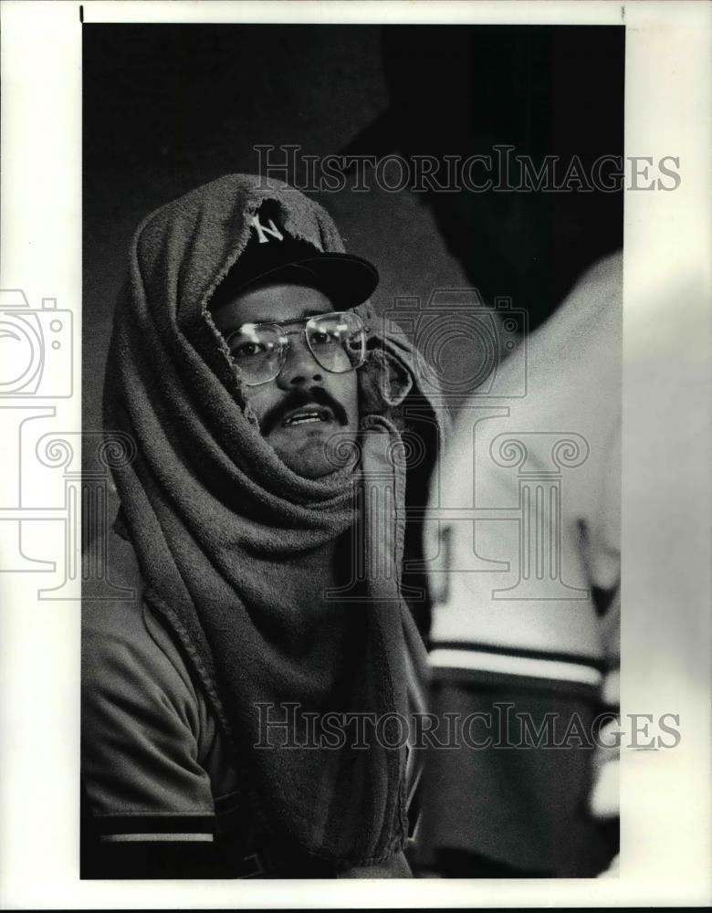 1990 Press Photo: Yankees shortstop Alvaro Espinoza wears a towel over his head - Historic Images