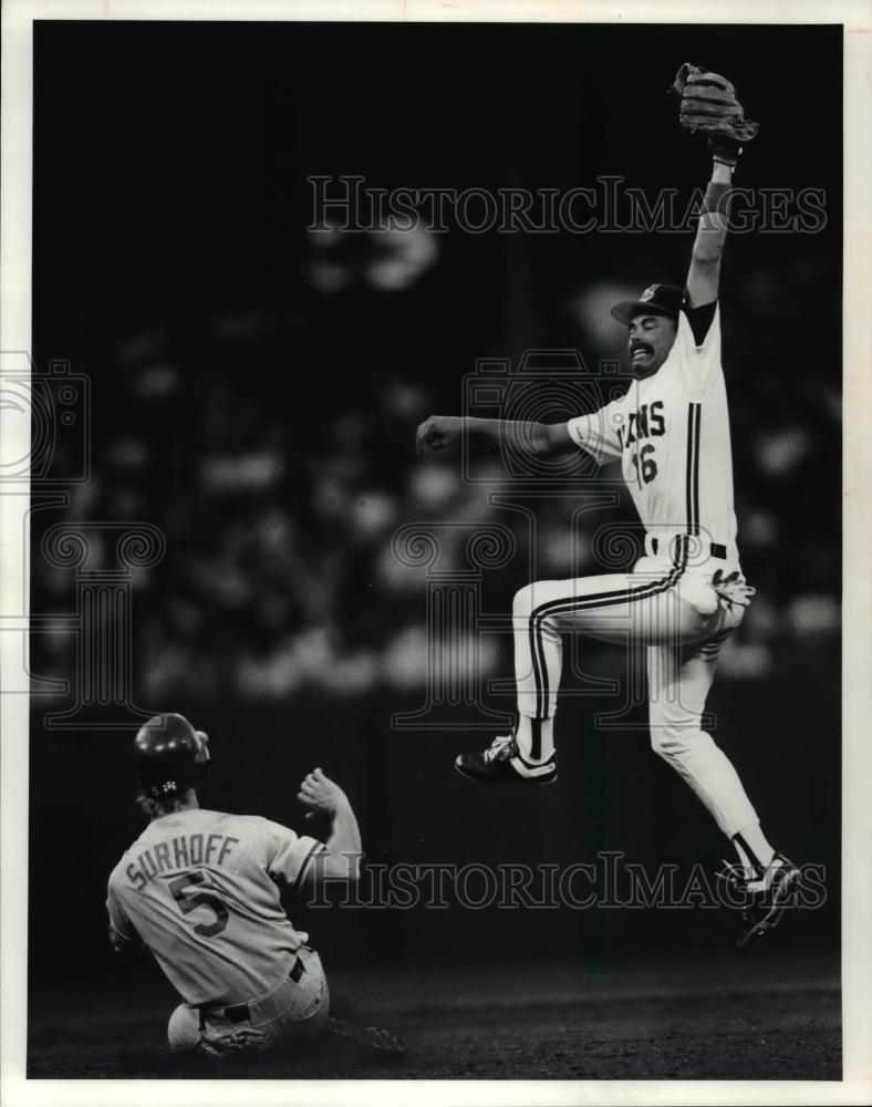 1990 Press Photo Brewers&#39; Surhoff vs Indians&#39; Fermin-baseball action - cvb58112 - Historic Images