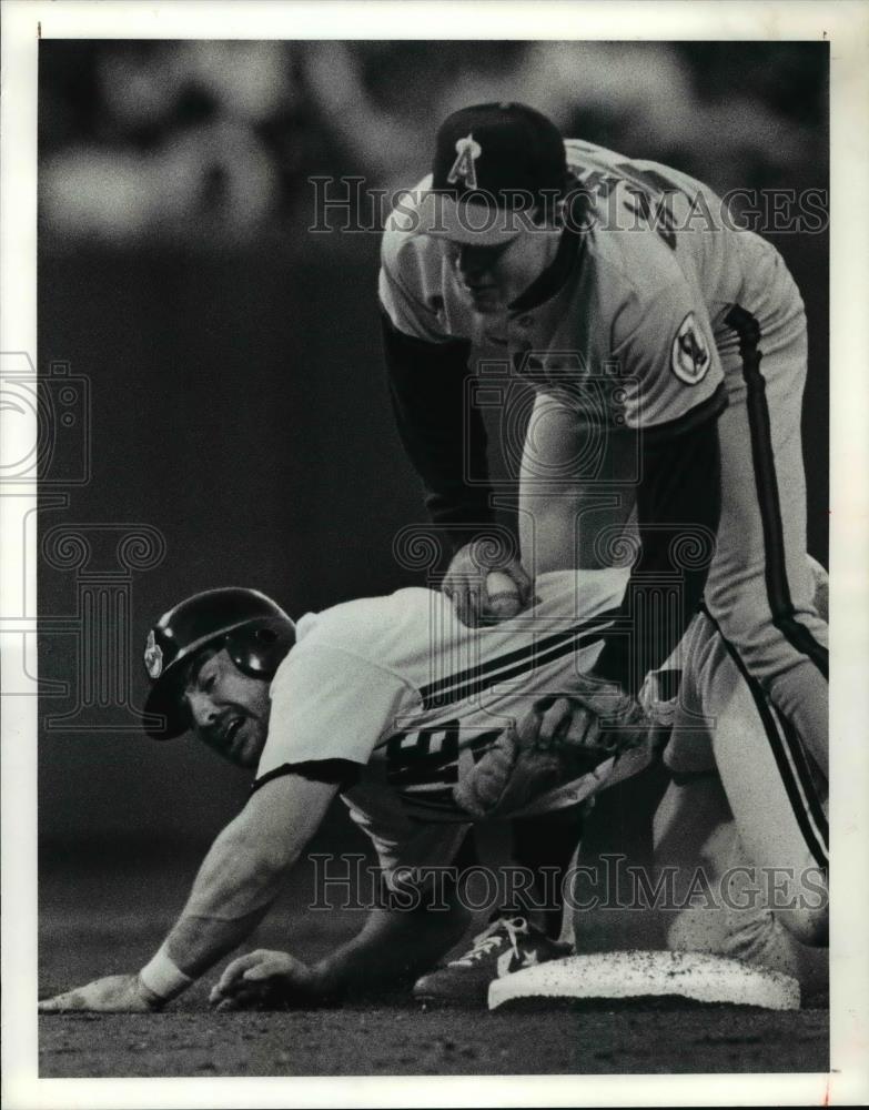 1990 Press Photo Indians Chris James is tagged out at 2nd by Angels Johnny Ray - Historic Images