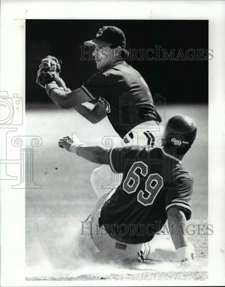 Press Photo Tommy Hinzo makes the play to 2nd as Luis Medina slides in - Historic Images