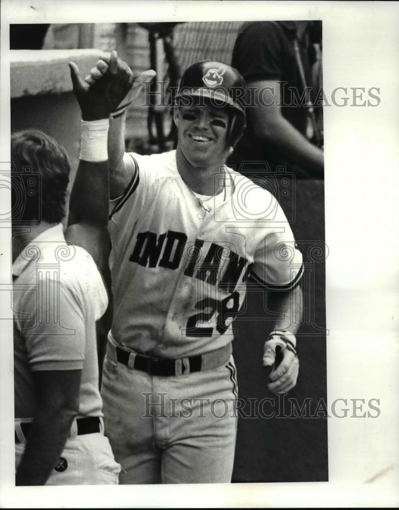 1986 Press Photo Cory Snyder, enters Cleveland dugout after 2nd home run of game - Historic Images