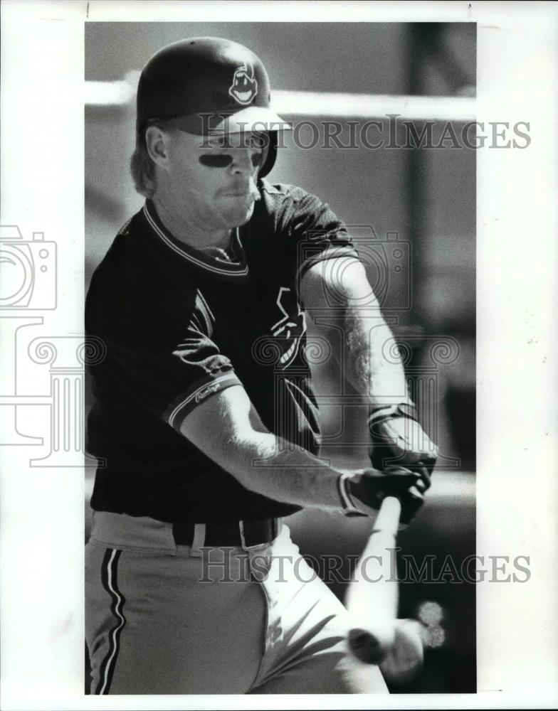 1989 Press Photo Cory Snyder, hits during spring training in Tuscon. - Historic Images