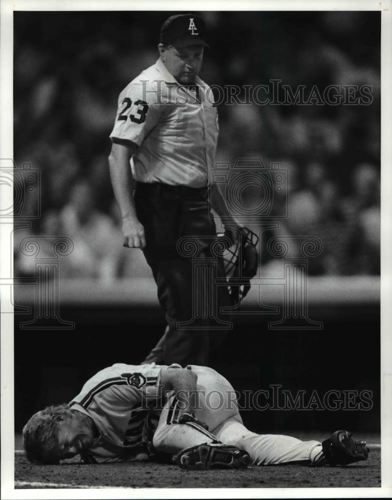 1990 Press Photo Cory Snyder, of Cleveland Indians after being hit with a pitch. - Historic Images