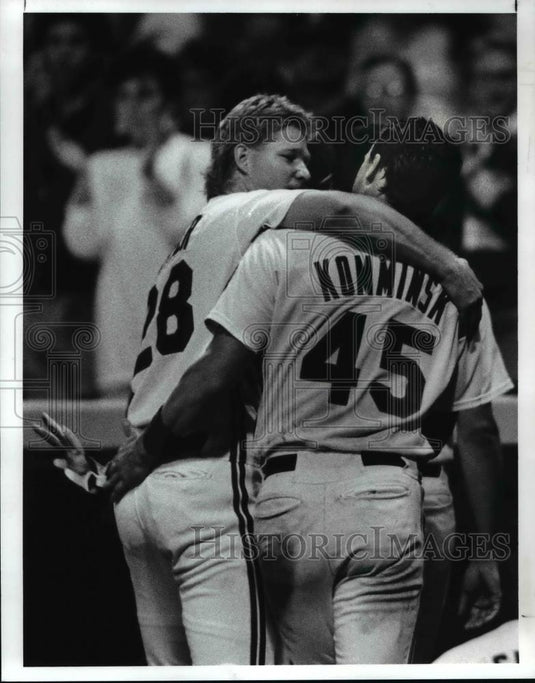 1989 Press Photo Indians' Cory Synder put arm around Brad Komminsk after win - Historic Images