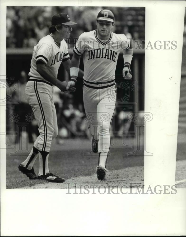 1980 Press Photo Joe Nossek congratulates Rick Manning-Indians baseball players - Historic Images