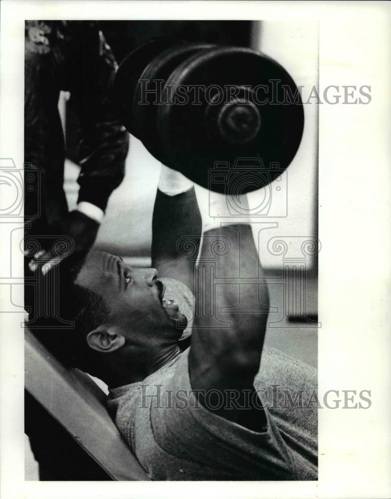 1991 Press Photo Lawyer Tillman does reps with 100 pound bells at Browns camp - Historic Images