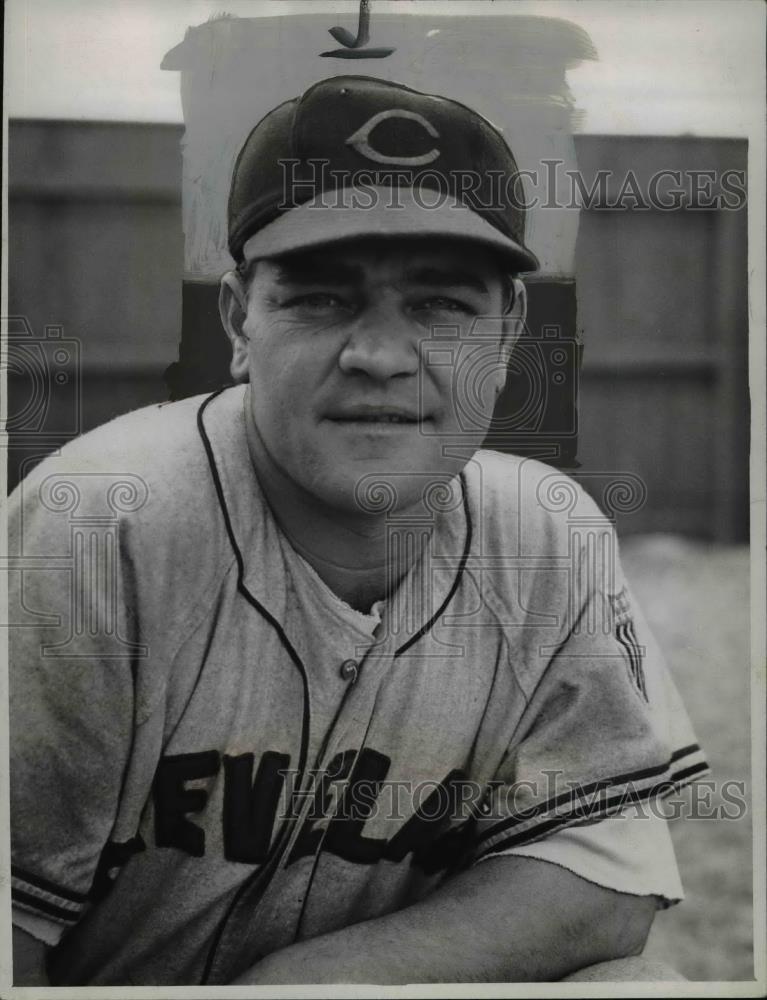 1948 Press Photo Les Fleming, Indians, played outfield with first baseman&#39;s mitt - Historic Images