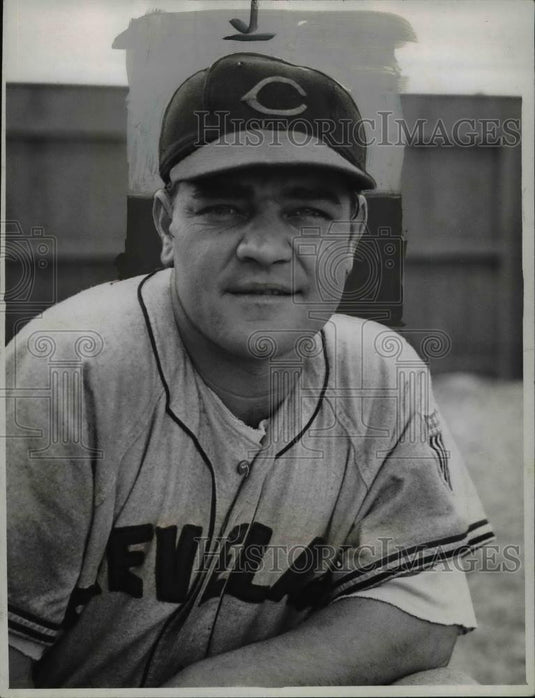 1948 Press Photo Les Fleming, Indians, played outfield with first baseman's mitt - Historic Images