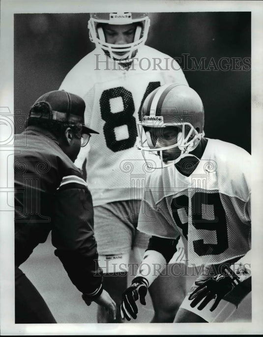 1989 Press Photo Gerald McNeil Working with Receivers Coach Richard Mann - Historic Images
