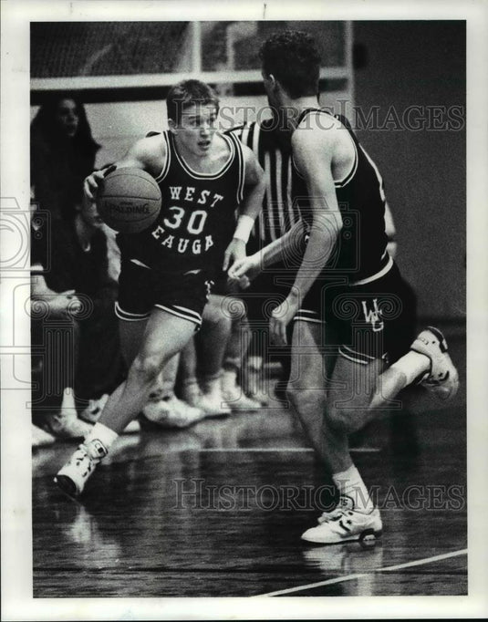 1989 Press Photo Mickey Quinlan brings the ball up court - cvb58360 - Historic Images