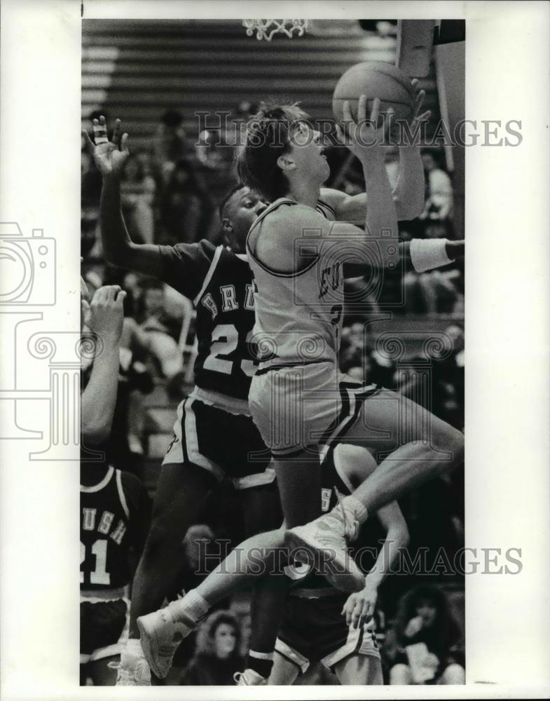 Press Photo Euclid basketball player goes up for a shot against Brush. - Historic Images