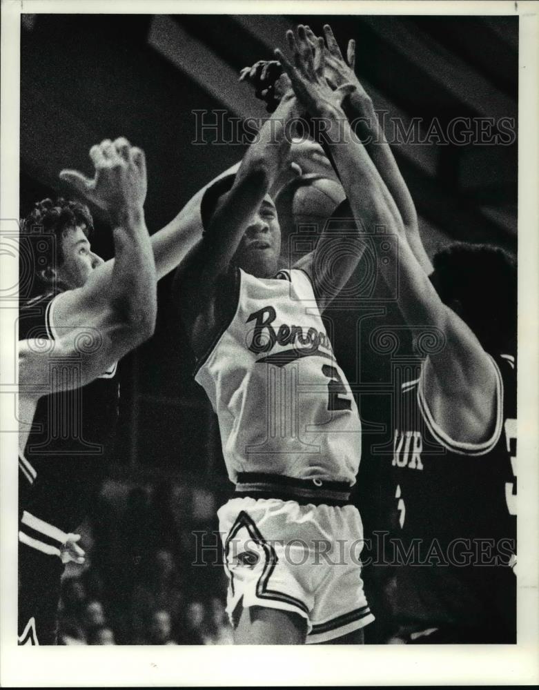 1990 Press Photo Chris Kiely and Ryan McMahon vs Carl Pannell-basketball game - Historic Images