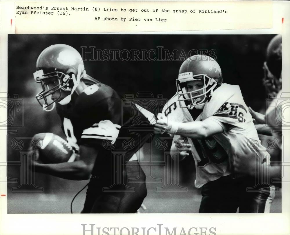 Press Photo Beachwood&#39;s Ernest Martin (8) tries to get out of grasp. - Historic Images