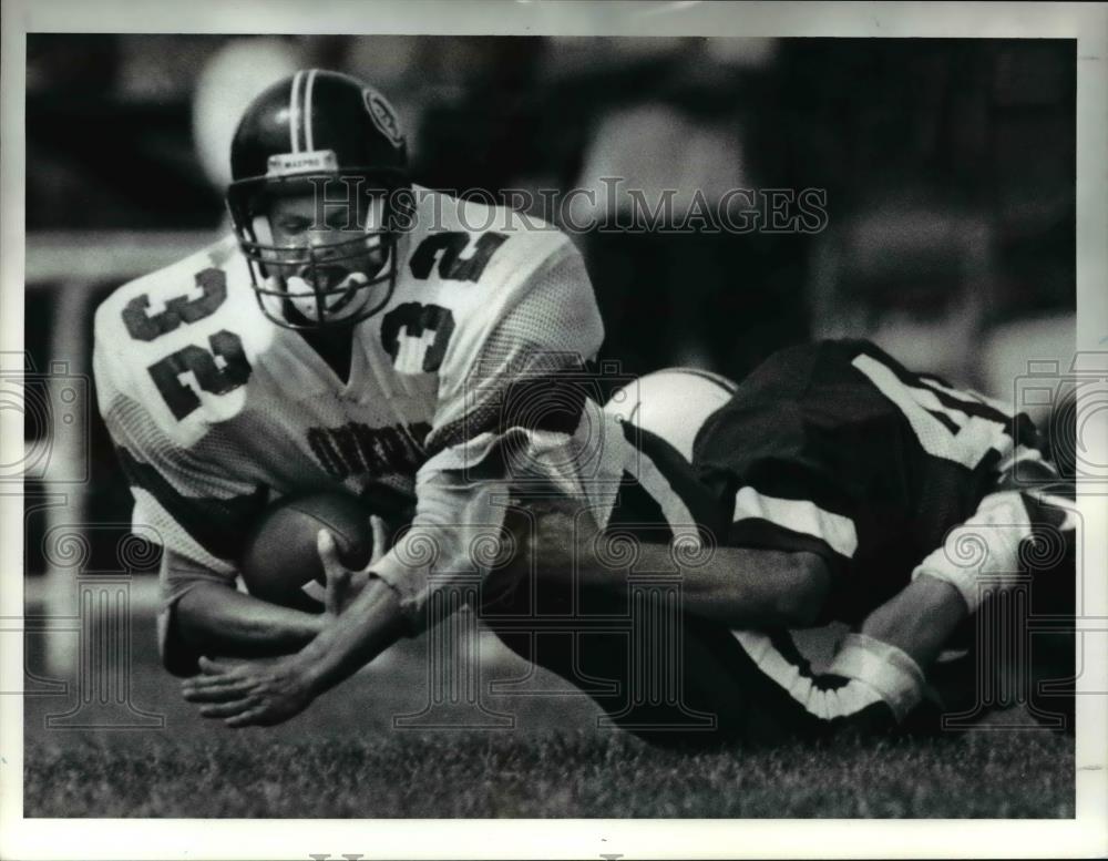 1990 Press Photo Oberlin&#39;s Rob Knipper brought down Lutheran West&#39;s Geoff Goloja - Historic Images