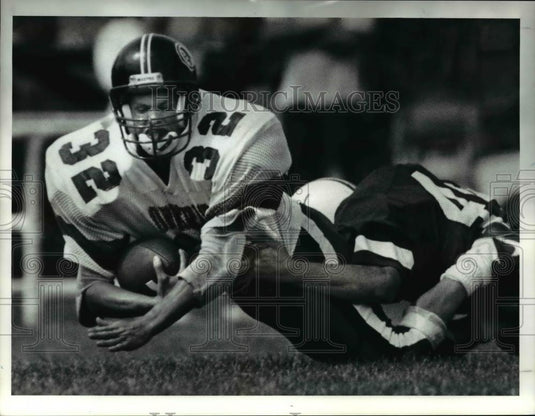 1990 Press Photo Oberlin's Rob Knipper brought down Lutheran West's Geoff Goloja - Historic Images