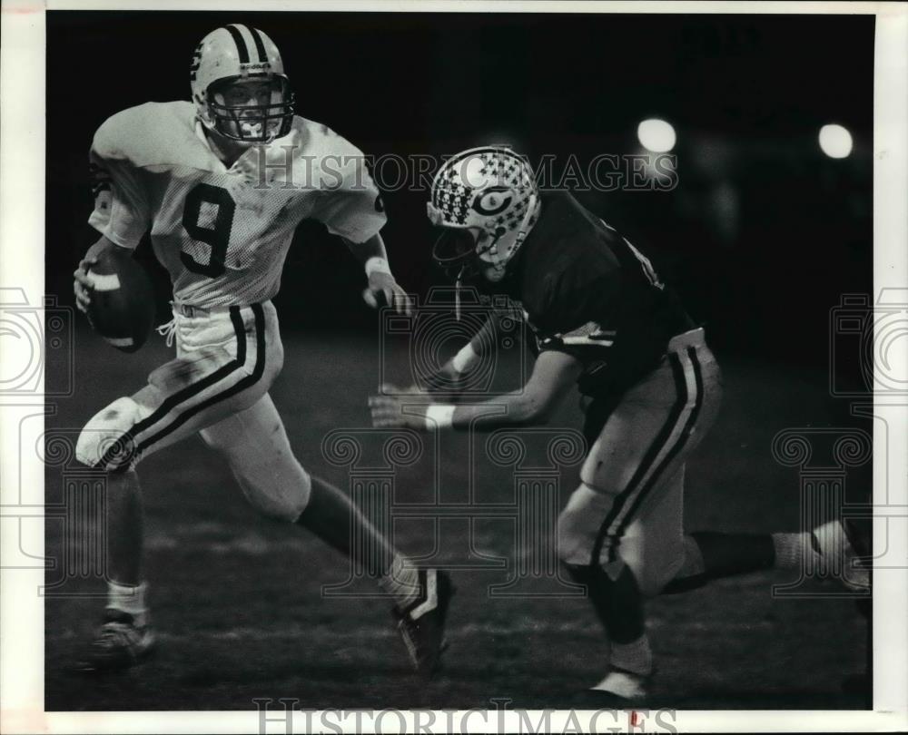 Press Photo Elyria Catholic QB David McCoy scrambles with the ball. - cvb58446 - Historic Images