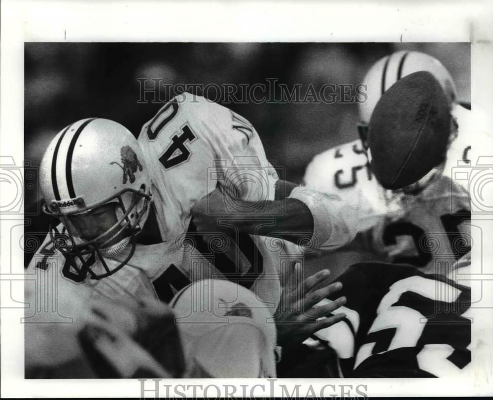 1990 Press Photo The ball pops loose from the hands of running back Steve Zienka - Historic Images