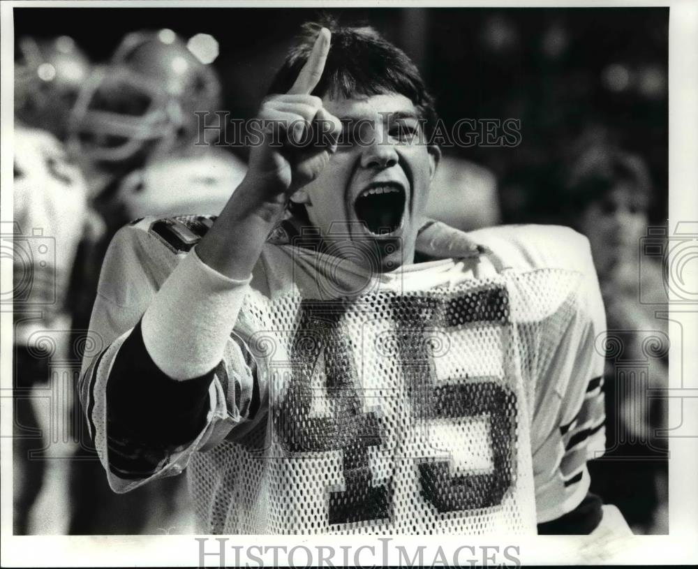 1986 Press Photo Andy Carson jubilates after a Kenston Bombers touchdown - Historic Images