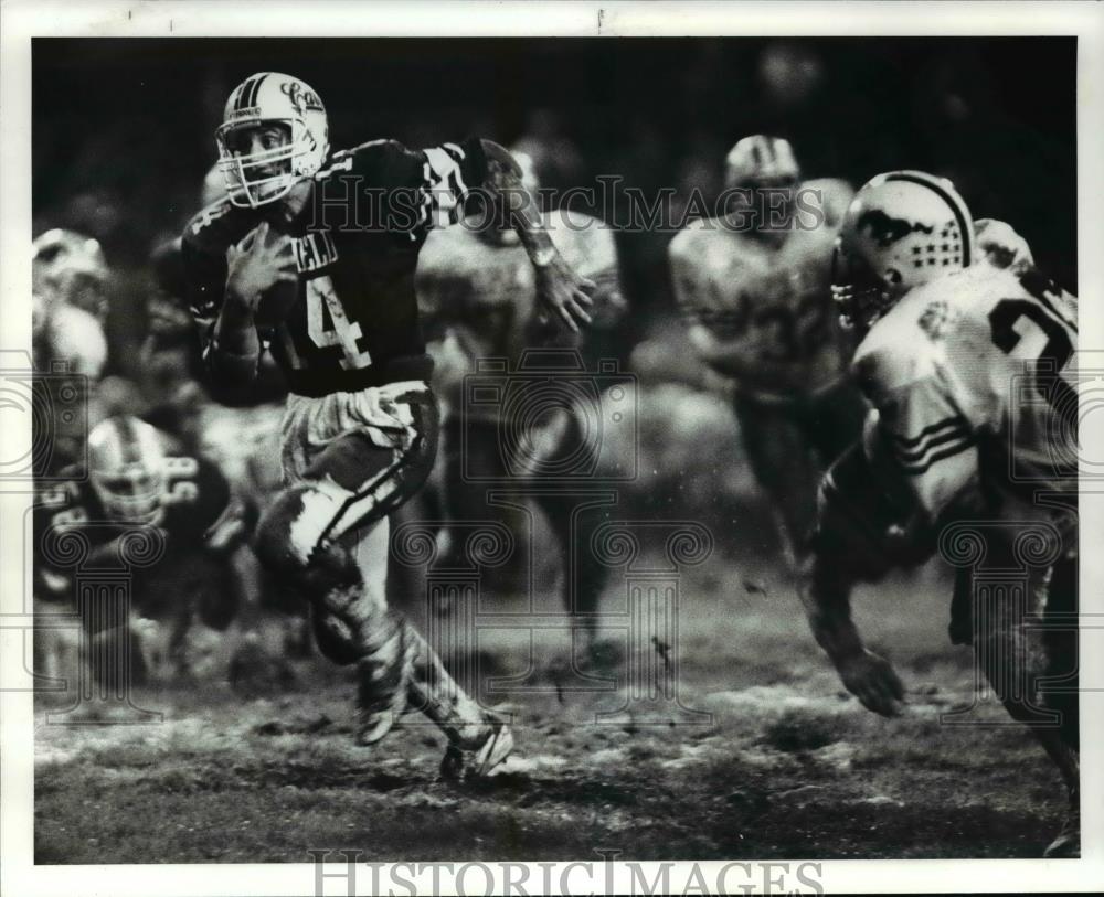 1986 Press Photo Dennis Pulumsky QB for Mayfield pick up a first down - Historic Images