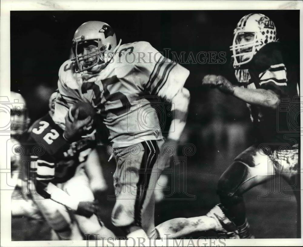 1985 Press Photo Rich Pirc picks up 12yds. in the 2nd quarter against Mayfield. - Historic Images