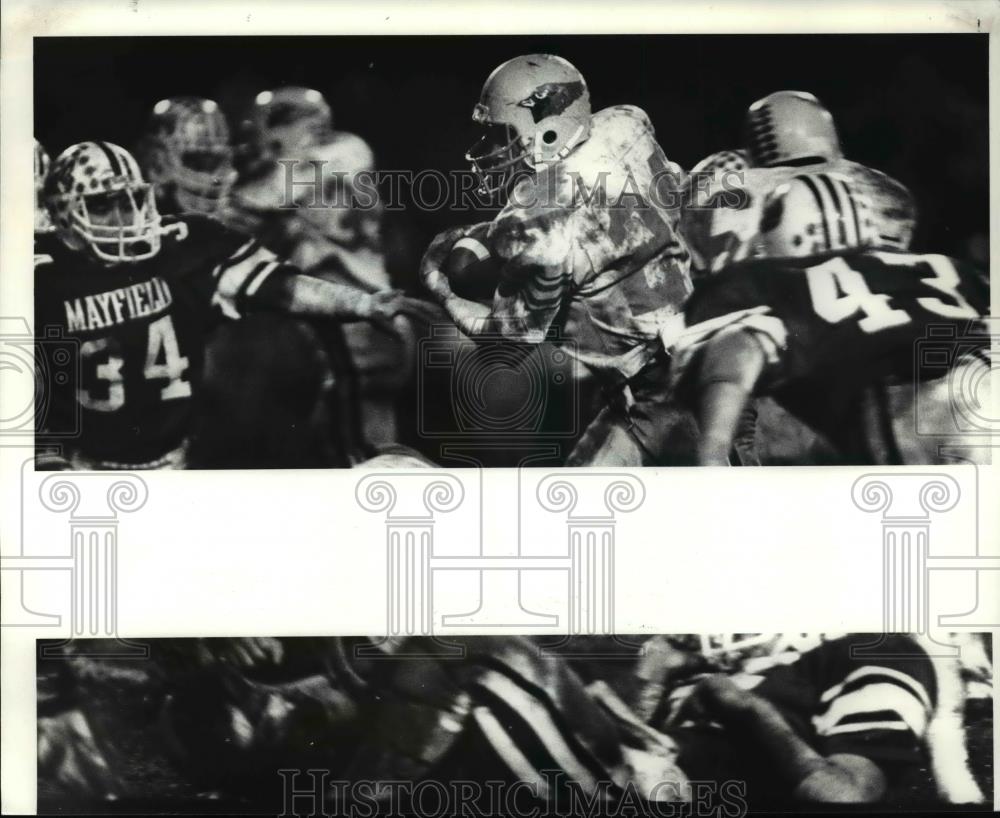 1985 Press Photo Kevin Knack cuts tru the Mayfield line for a 1st down - Historic Images