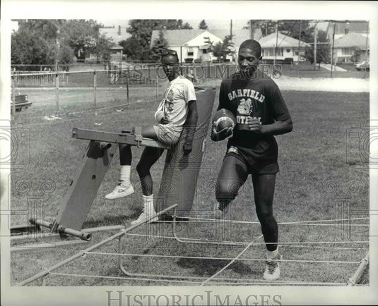 1985 Press Photo Roy Owens practices agility while Demetrius Graham watches - Historic Images