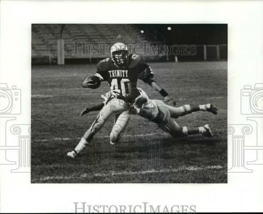 1986 Press Photo Trinity's Mike Schumacher gets tackled by Paul SchSchell - Historic Images