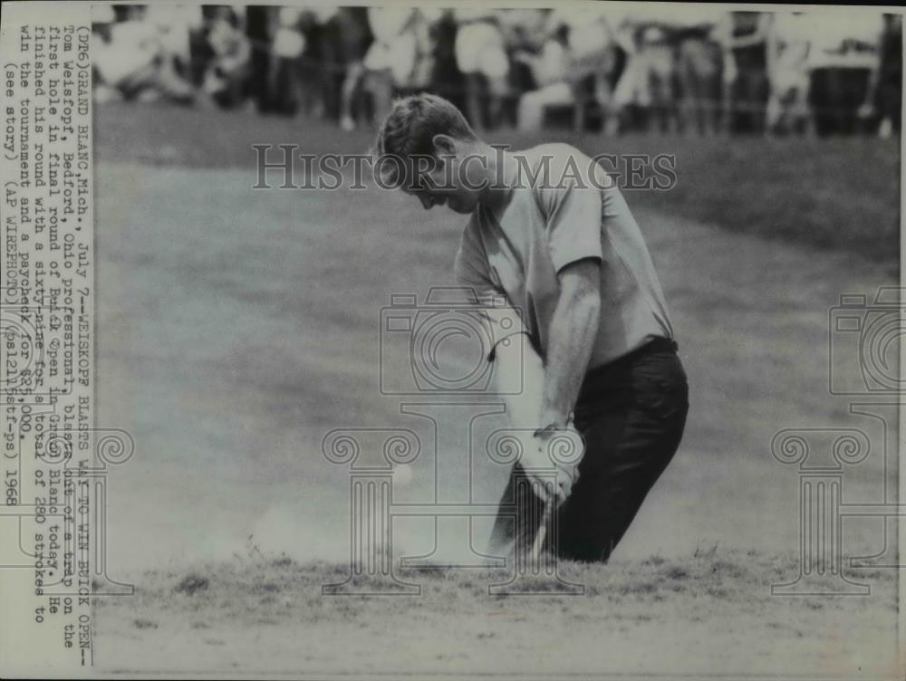 1968 Press Photo Tom Weiskopf blasts out of a trap at the Buick Open - cvb58593 - Historic Images