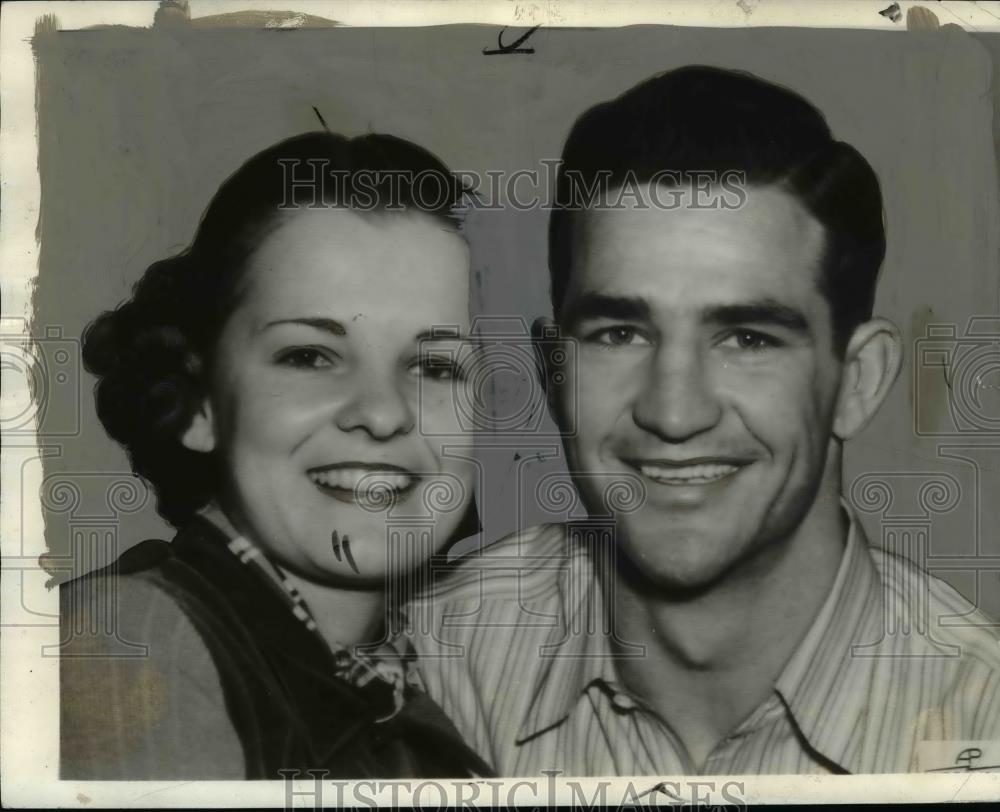 1937 Press Photo Slingin Sammy Baugh and bride to be Edmonia Smith. - cvb58600 - Historic Images