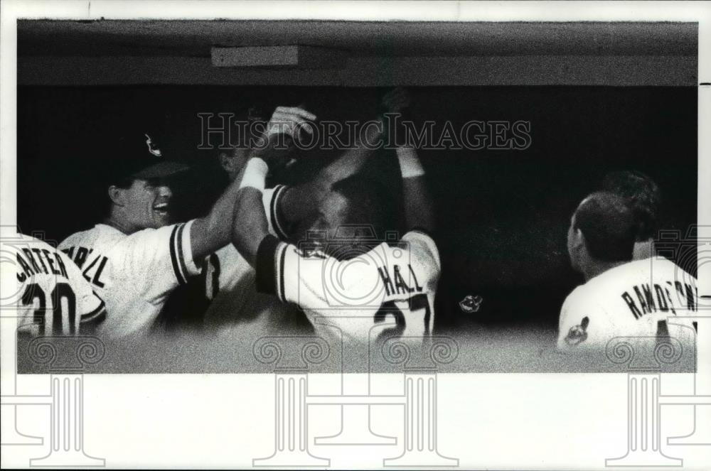 1988 Press Photo Pitchers John Farrell and Scott Bailes Congratulate Mel Hall - Historic Images