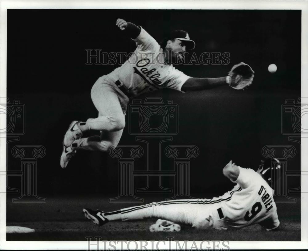 1989 Press Photo Pete O&#39; Brien slides safely as a throw to Glenn Hubbard sails - Historic Images