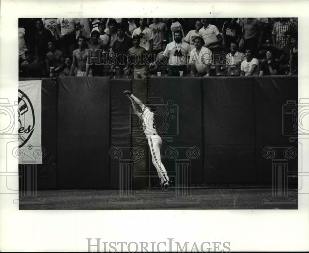 1986 Press Photo Snyder gets Gubbs fly against right field in 1st - cvb58627 - Historic Images