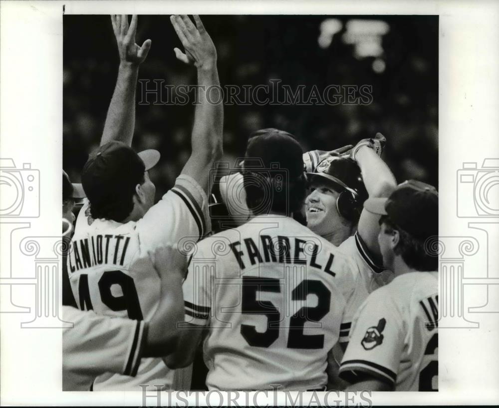 1988 Press Photo Cory Snyder about to high five Tom Candiotti after home run - Historic Images