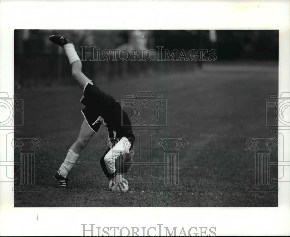 Press Photo Soccer Player - cvb58638 - Historic Images