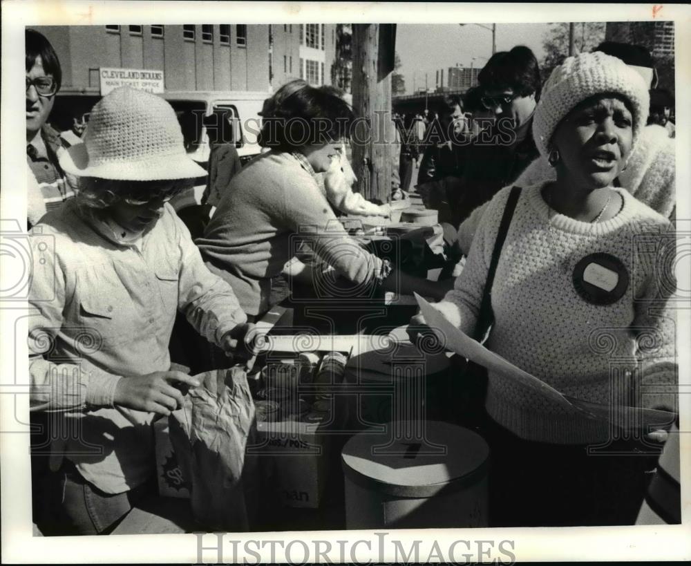 1981 Press Photo Mrs. Carol Rucker Calls for Contributions from Arriving Fans - Historic Images