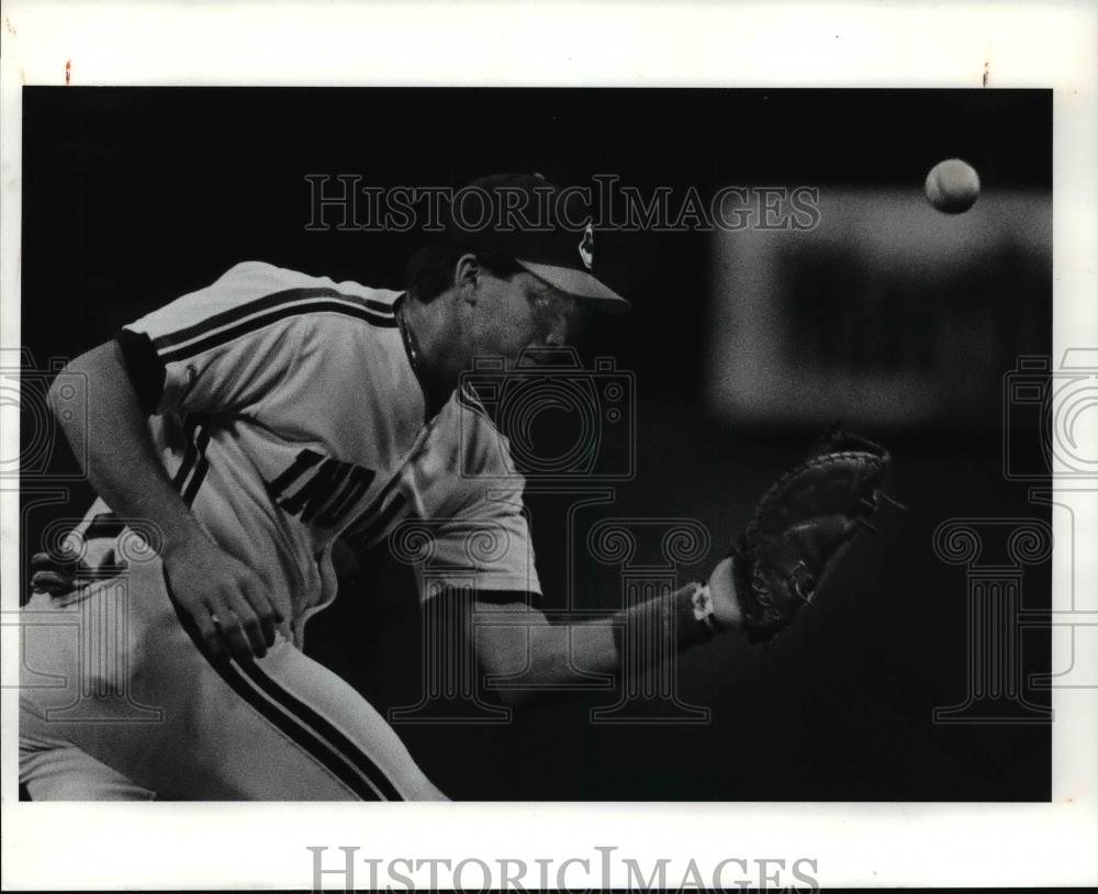 Press Photo Indian First Baseman Jeff Manto Makes an Error on a Line Drive - Historic Images