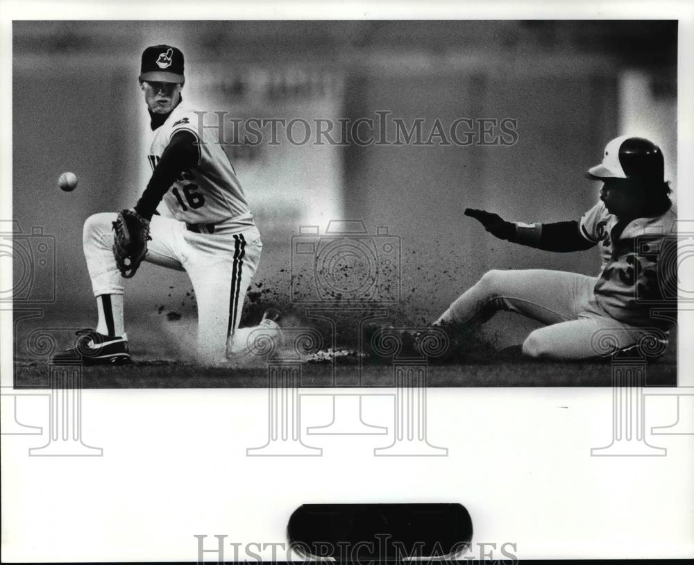 1988 Press Photo Jay Bell can&#39;t handle a throw as Eddie Murray steals second - Historic Images