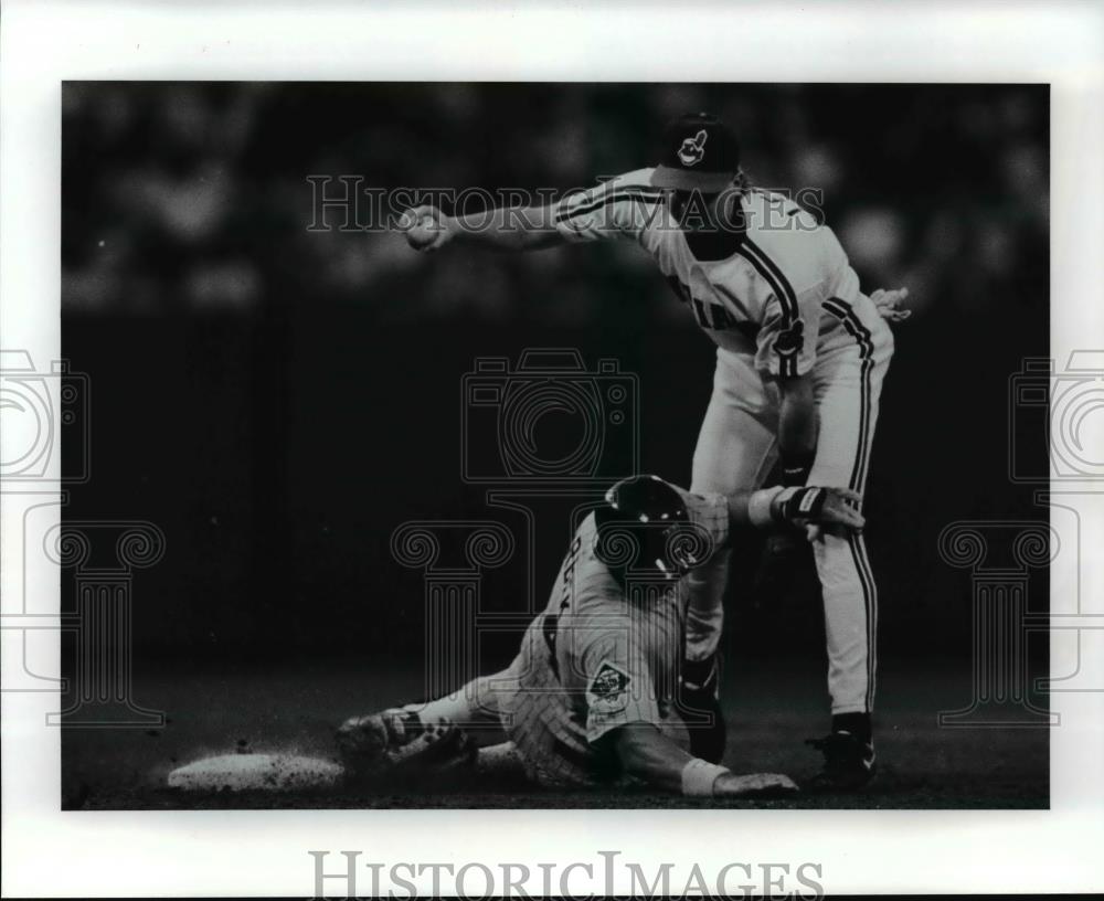 1991 Press Photo Kent Hrbek, Tiwns, is out at 2nd base by Indians Mark Lewis. - Historic Images